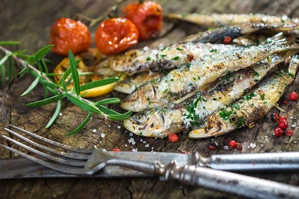 Il pesce nella dieta di un uomo è un prodotto importante per una potenza duratura