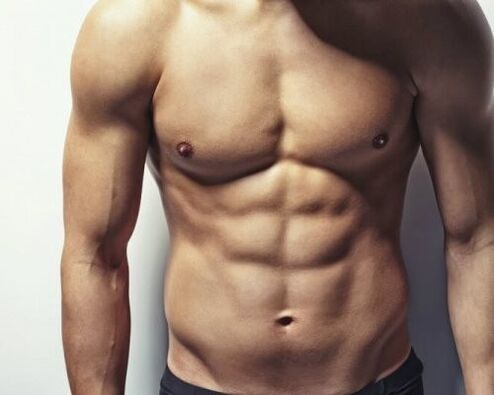 Un uomo con una buona forma fisica